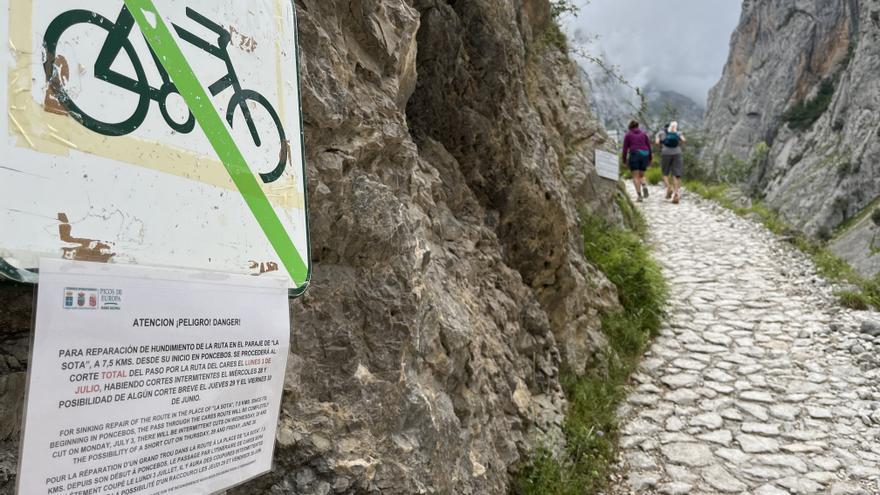 El arreglo de un desprendimiento del muro de sujeción del camino obligará a cortar el lunes la ruta del Cares