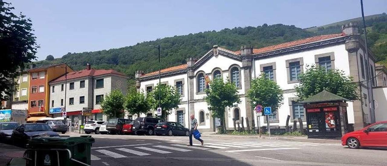 Intersección en la villa de Cangas del Narcea que sufrirá cambios el próximo año.