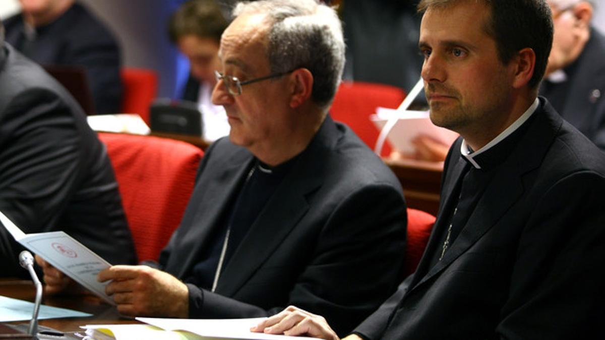 El obispo de Solsona, Xavier Novell (derecha), en una reunión de la Conferencia Episcopal.