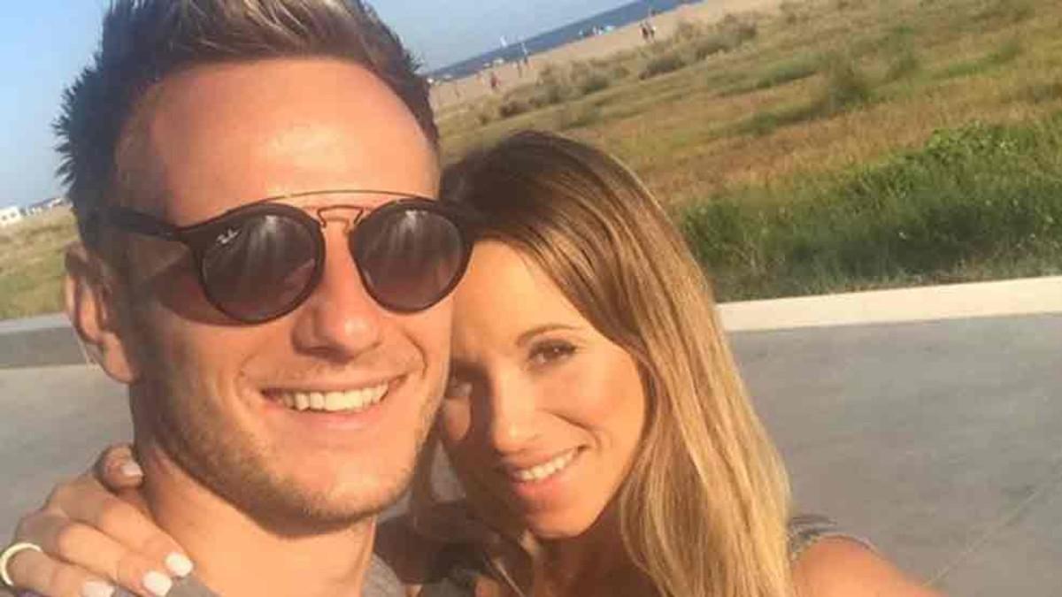 Rakitic, junto a su mujer Raquel Mauri