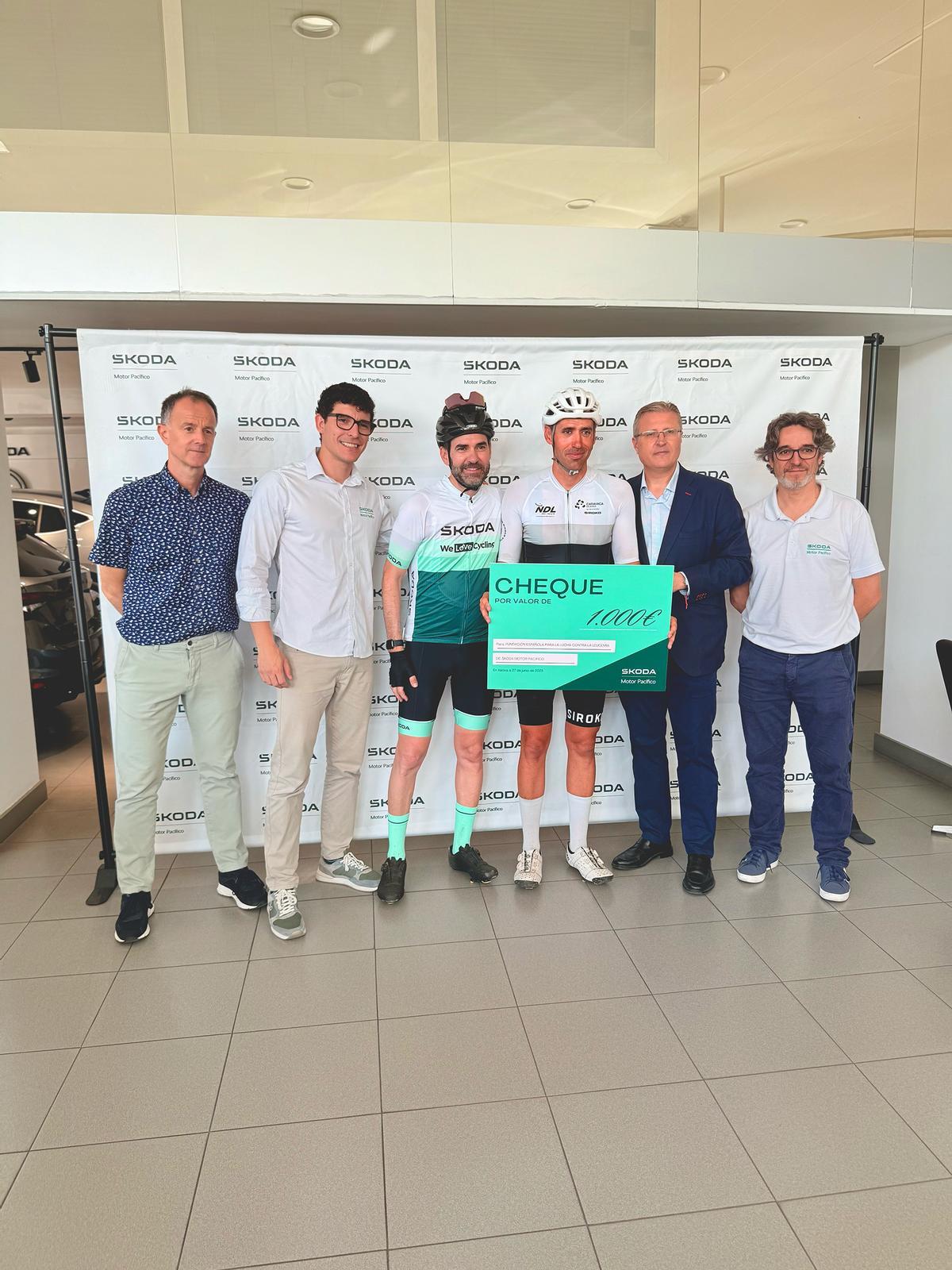 Vicente Talamantes, gerente de Skoda Motor Pacífico Levante, entrega el cheque por valor de 1.000€ a José María López en Xàtiva