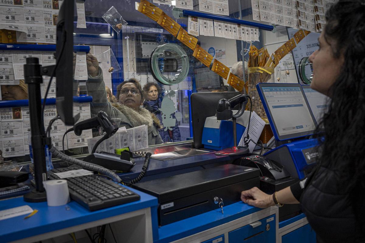 Barcelona. 17 de diciembre del 2025. Venta de lotería de Navidad y ambiente previo al Gordo en la administración de lotería de Las Arenas, que ha repartido varios de los últimos granddes prenios que han tocado en Barcelona, además de retratos de Víctor Fernández, administrador de la lotería. Fotos de Sandra Roman