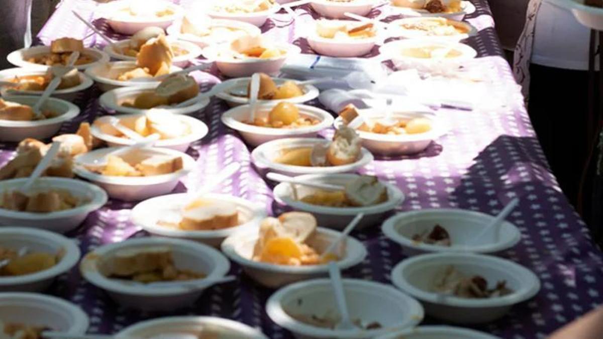 Degustación popular de cocido madrileño durante las fiestas de San Isidro.
