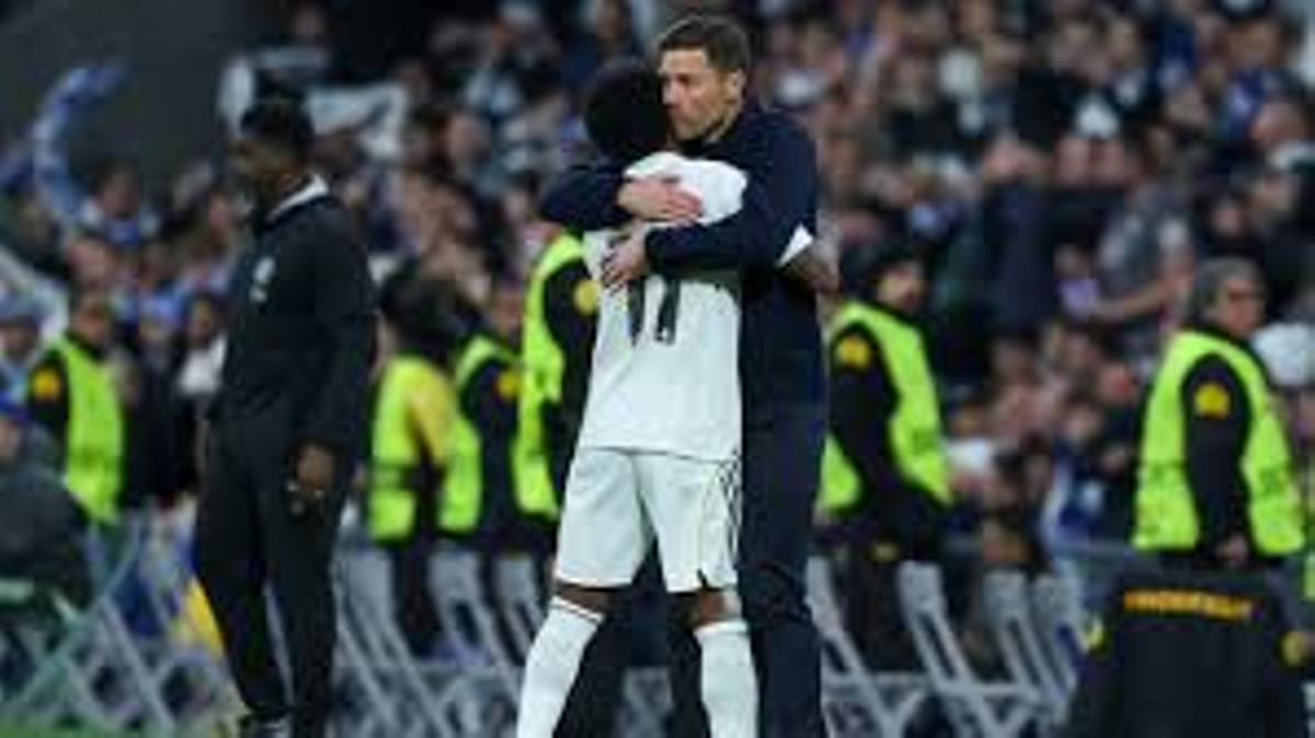 Xabi Alonso y Rodrygo se abrazan
