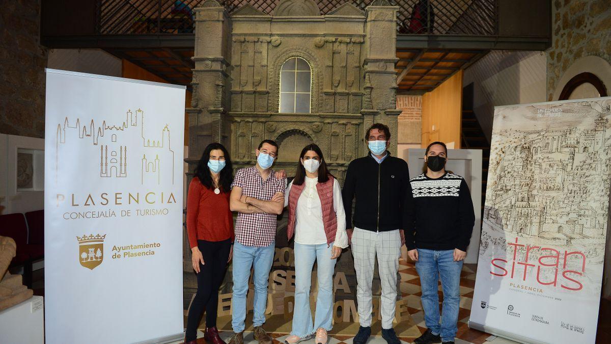 Concejala y técnicos de la oficina de turismo de Plasencia, con un cartel de Las Edades del Hombre.