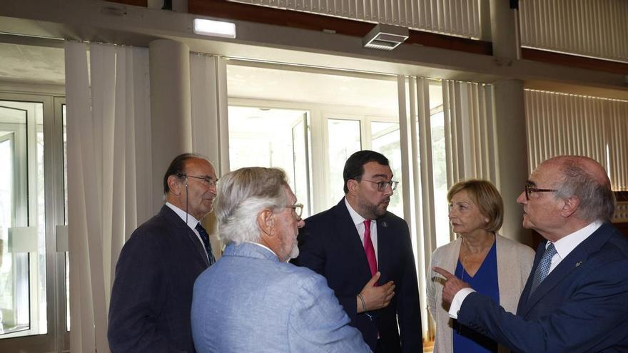 Lamo de Espinosa y Llera reivindican la monarquía como garantía de estabilidad democrática