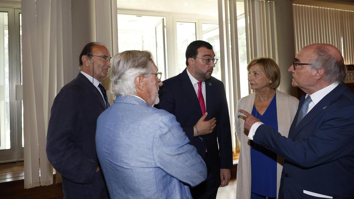 Los profesores Lamo de Espinosa y Llera forman círculo con el presidente Barbón, con la alcaldesa Mariví Monteserí y con Benigno Pendás, el presidente de los Cursos de La Granda