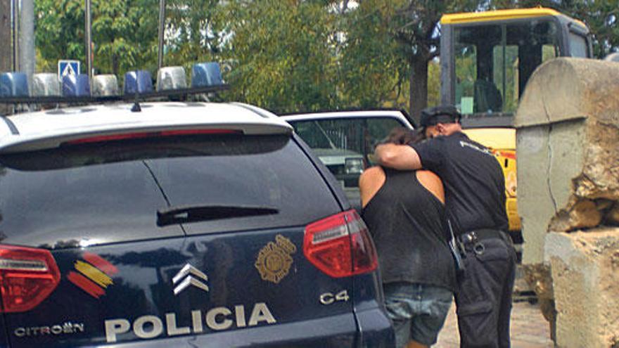 La joven arrestada, tras el registro en los apartamentos Pullman, en Cala Major.