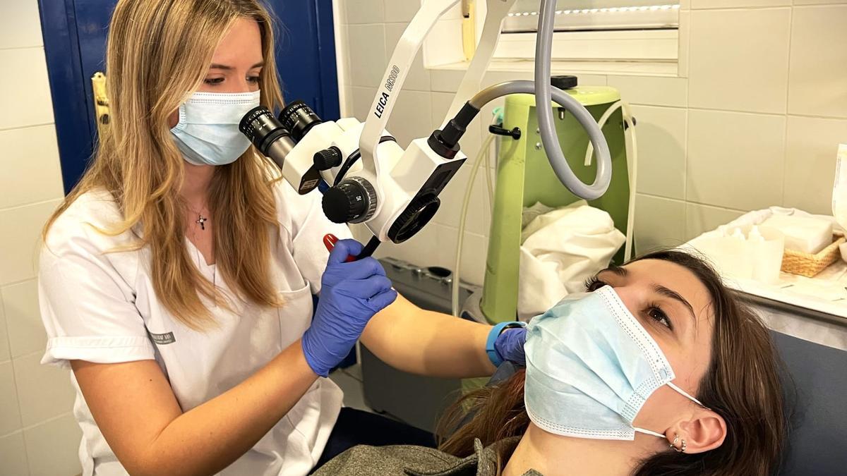 La doctora Sara Ferrero inspeccionando el oído de una paciente en la consulta de Otorrinolaringología del Departamento de Salud de Elda.