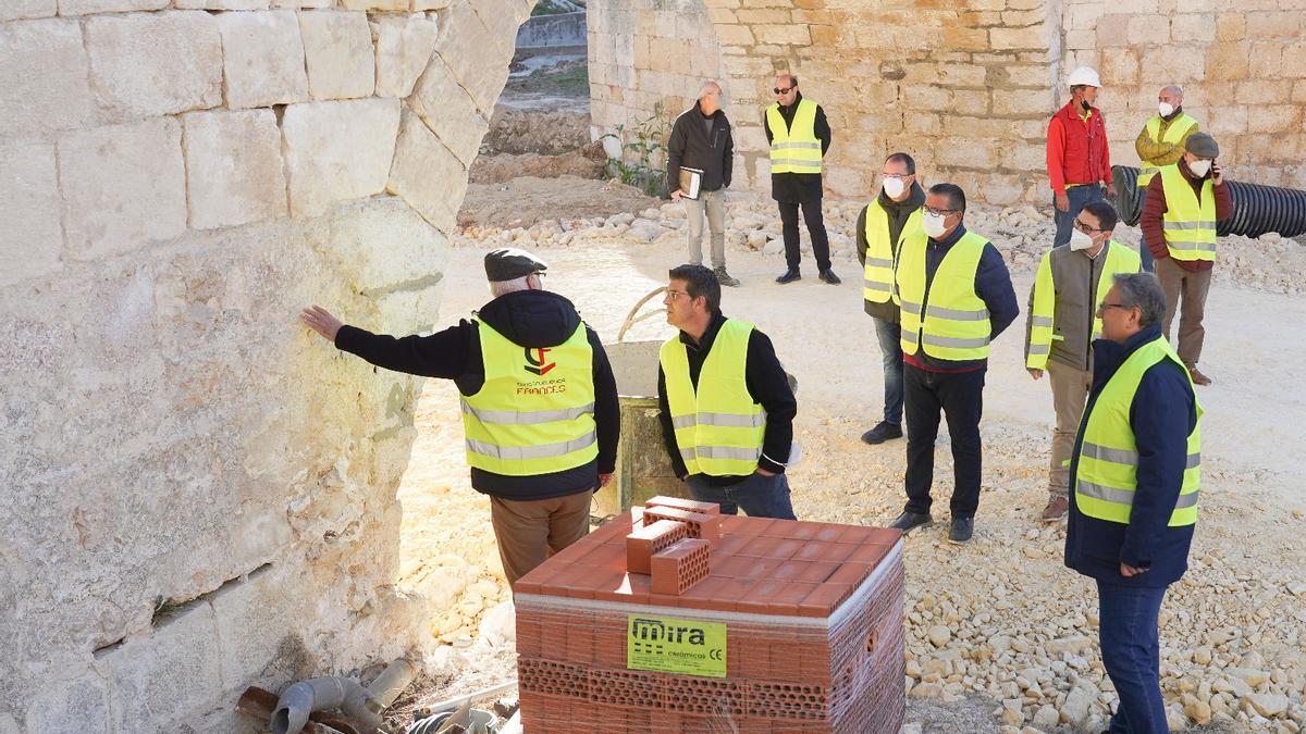 El alcalde, Jorge Rodríguez, visita las obras de restauración del Pont Vell juntoa técnicos y concejales, esta mañana.