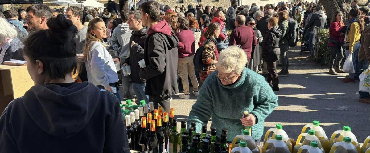 La gent respon a la crida de la Fira de l’Oli i l’Olivera en una edició anterior.
