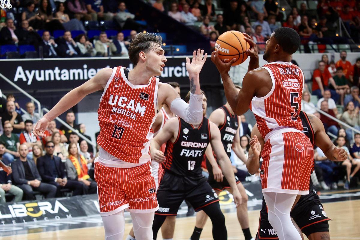 Will Falk y David DeJulius, del UCAM Murcia, frente al Girona.