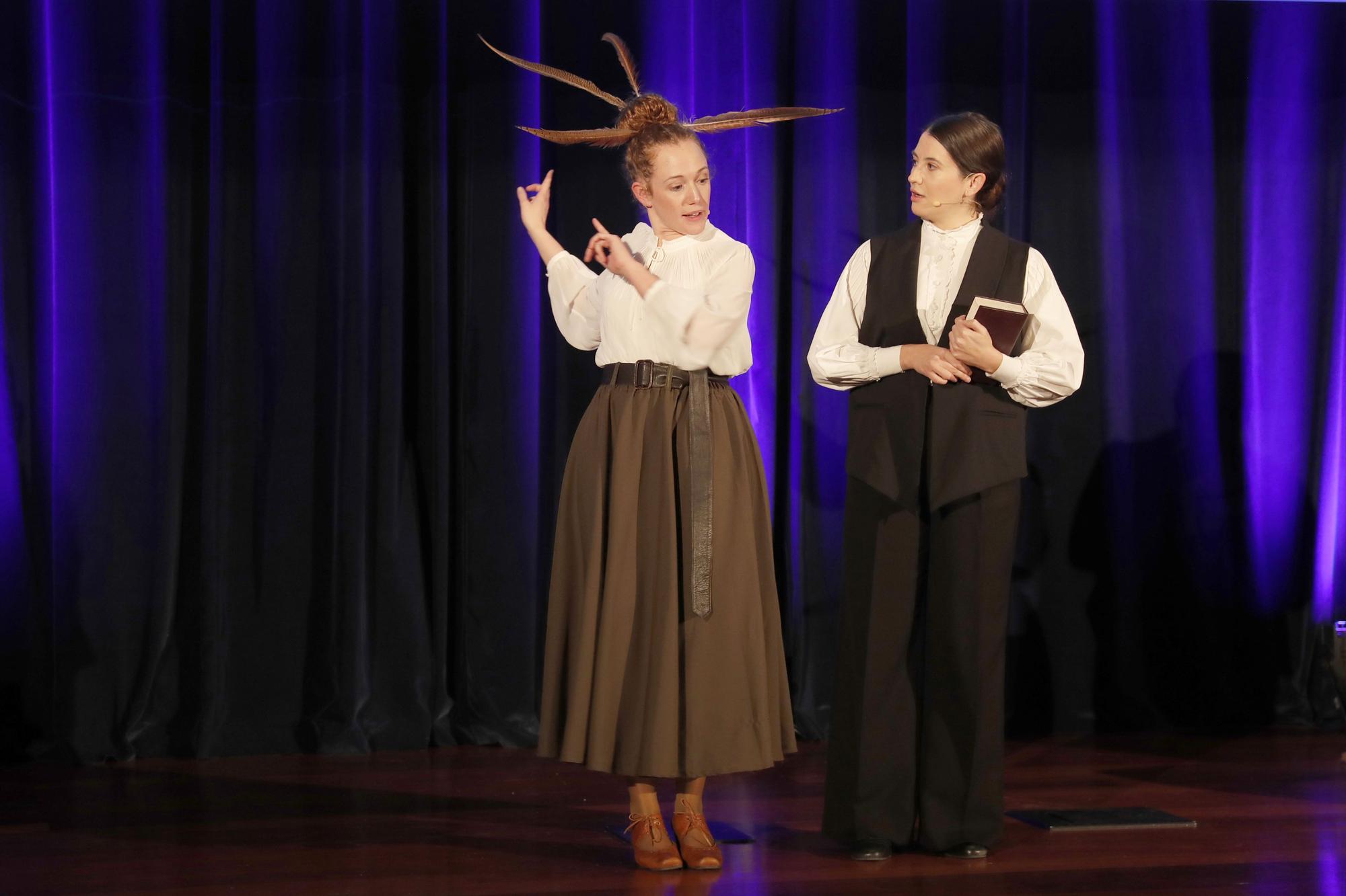 As actrices Carmen Facorro (Pardo Bazán) e Raquel Velasco (Arenal).