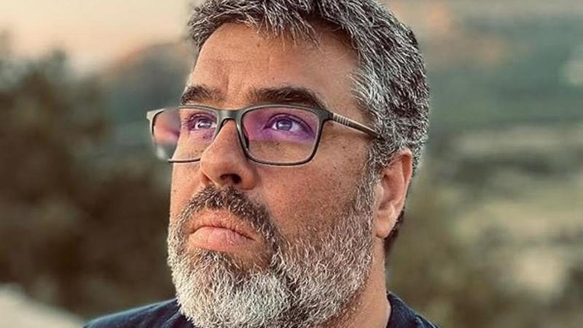 Javier García, físico e informático, observa el cielo.
