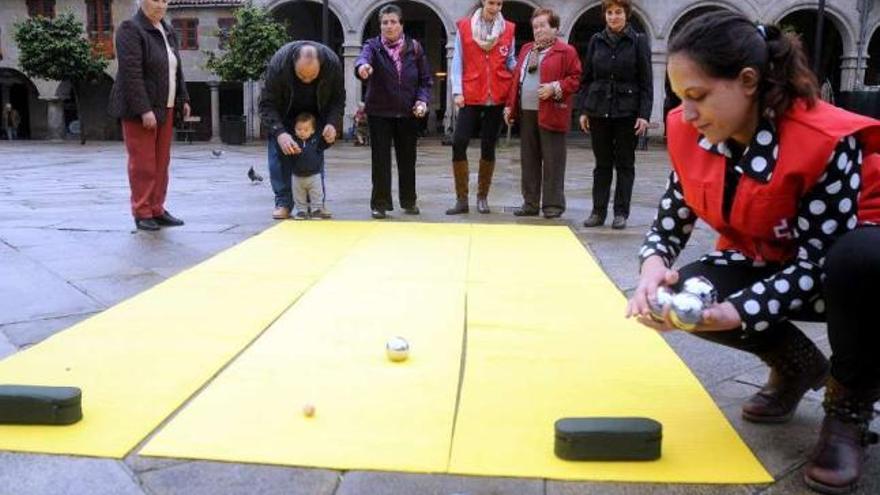 Varias personas mayores participan en una de las actividades de Cruz Roja, ayer, en A Ferrería. //R Vázquez