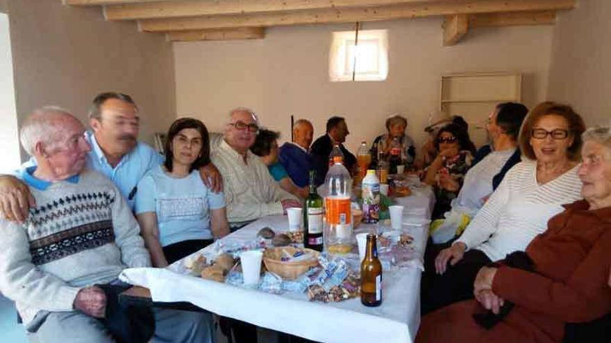 Un grupo de vecinos de Paladinos del Valle en el nuevo centro social.