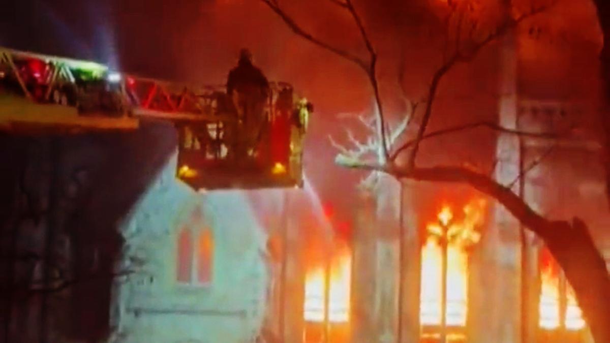 Un incendio destruyó una iglesia catalogada como patrimonio, St Marks en St Johns Wood, al noroeste de Londres.