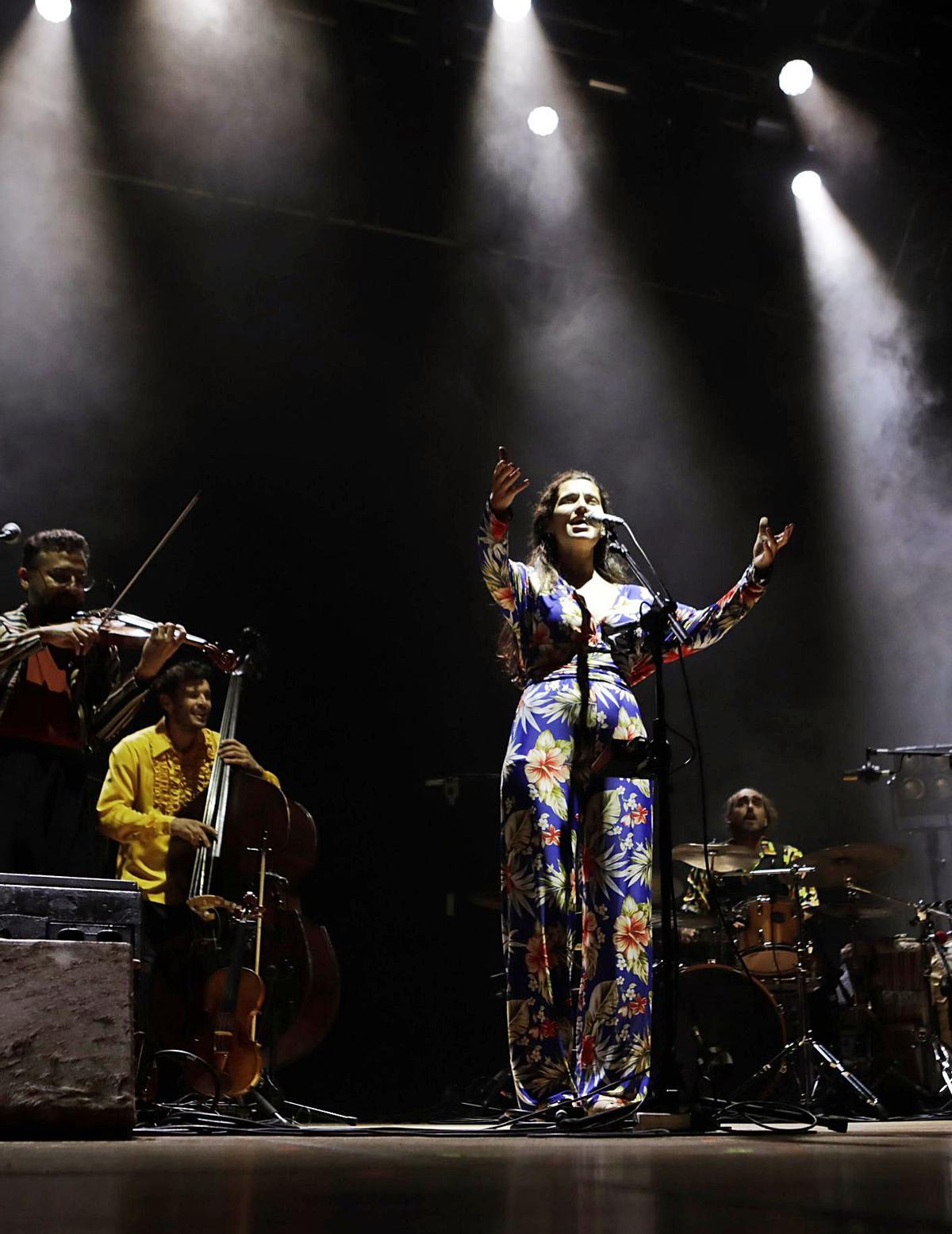 Sílvia Pérez Cruz, con su banda, ayer, en el Auditorio. | Fernando Rodríguez