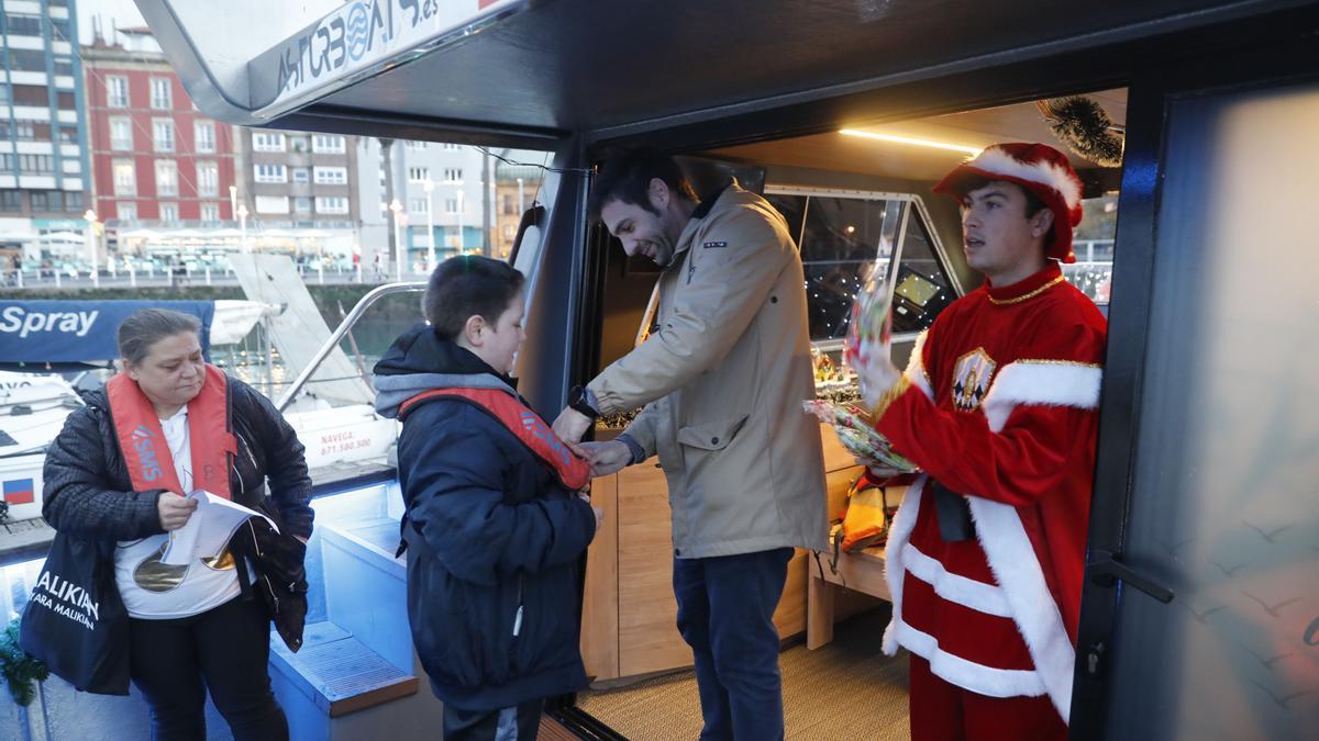 En imágenes: El barco navideño de Gijón ya surca el Cantábrico