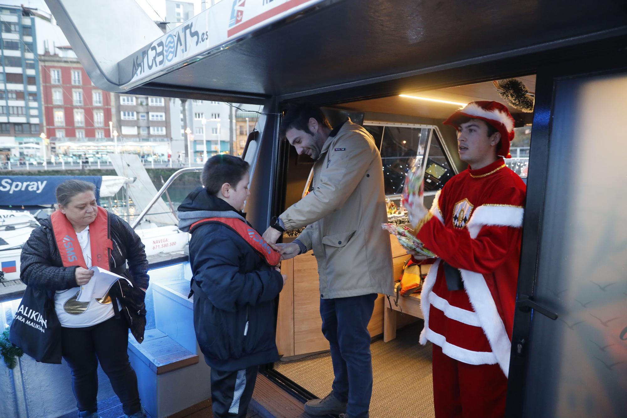 En imágenes: El barco navideño de Gijón ya surca el Cantábrico