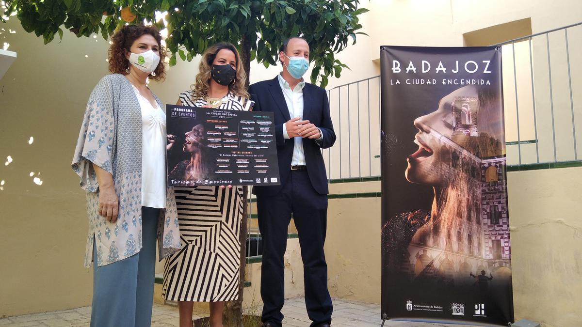 Maribel Paredes, Esther Merino y Jaime Mejías, ayer, durante la presentación de &#039;La ciudad encendida&#039;.