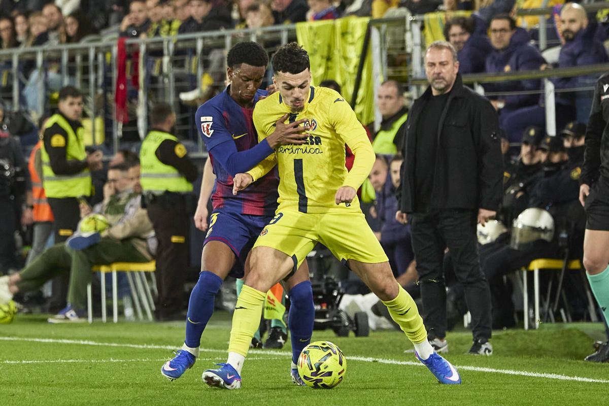 Balde defendiendo a Mikautadze en el Villarreal-Barça