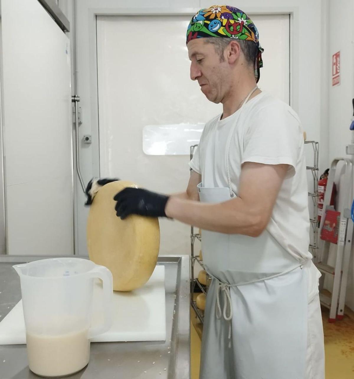Luis Martínez, empleado de la quesería, elaborando una pieza. | J. Quince