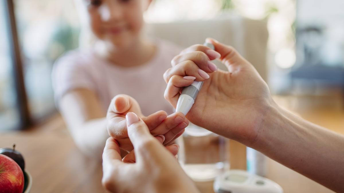 Medición del nivel de glucosa a una menor.