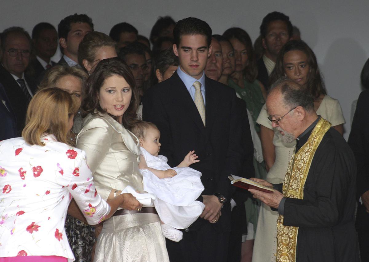 Alexia de Grecia sostiene en brazos a su hija Amelia en su bautizo en 2008 en la iglesia de Yaiza.