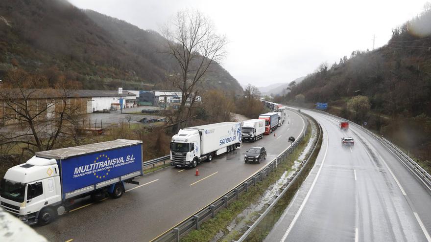 EN IMÁGENES: Camioneros retenidos por la nieve en Lena