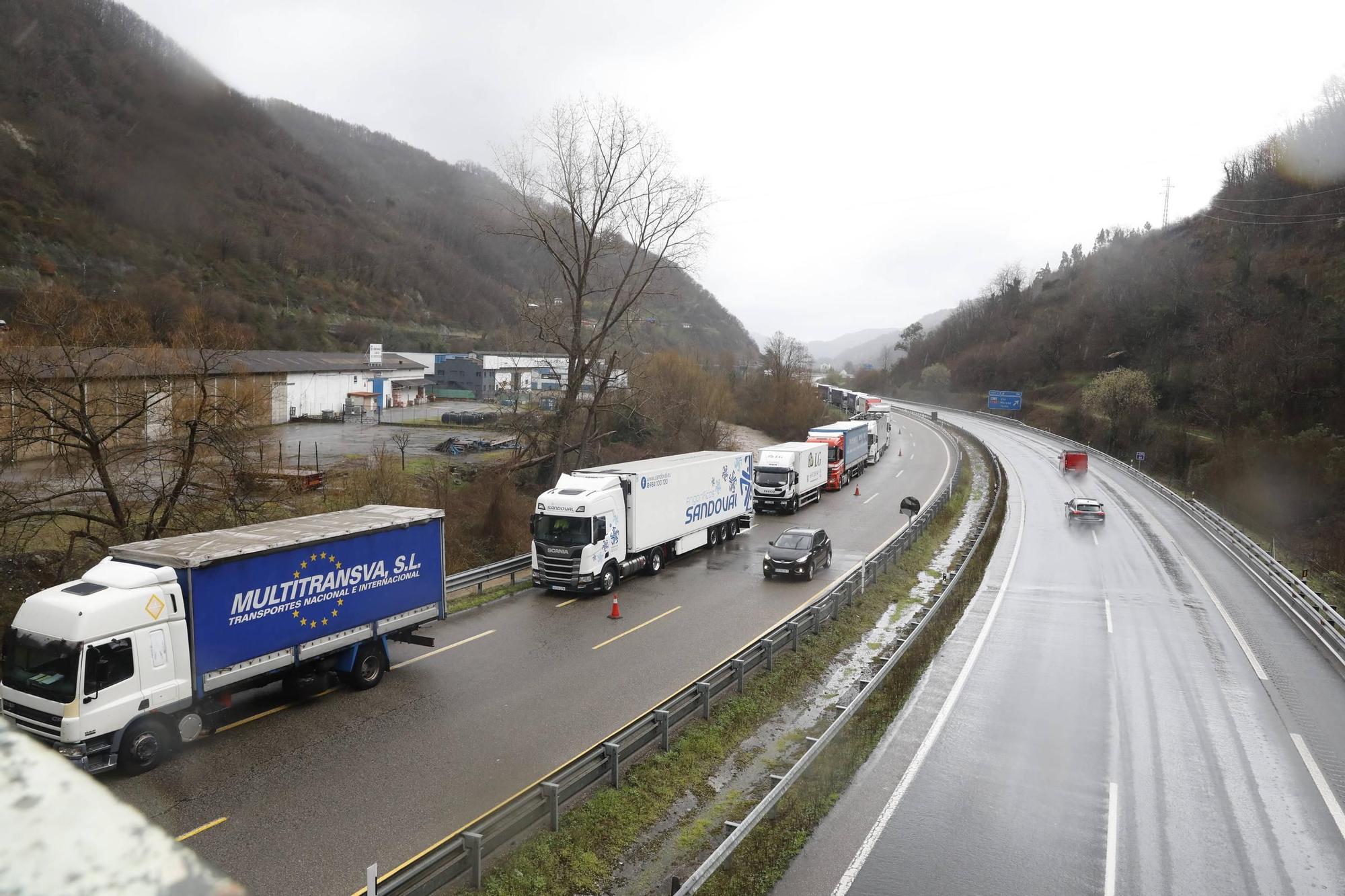 EN IMÁGENES: Camioneros retenidos por la nieve en Lena