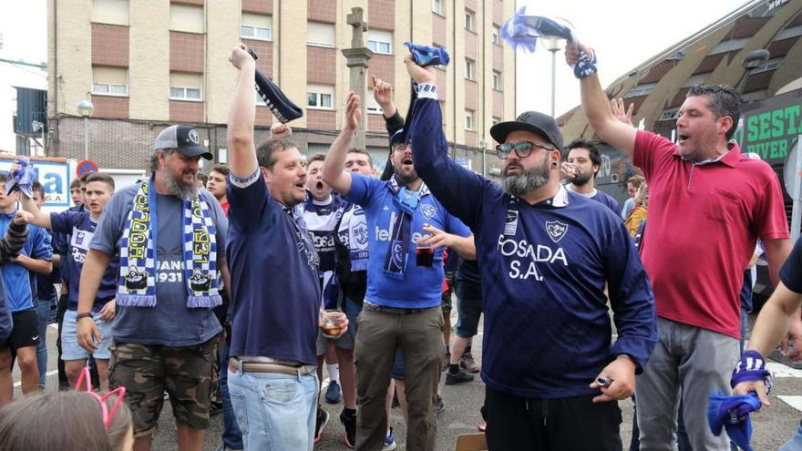 A la izquierda, aficionados de «Frente Galipote», hinchas del Marino. A la derecha, la peña del Avilés «Minuto 42». | S.G. / R. Solís