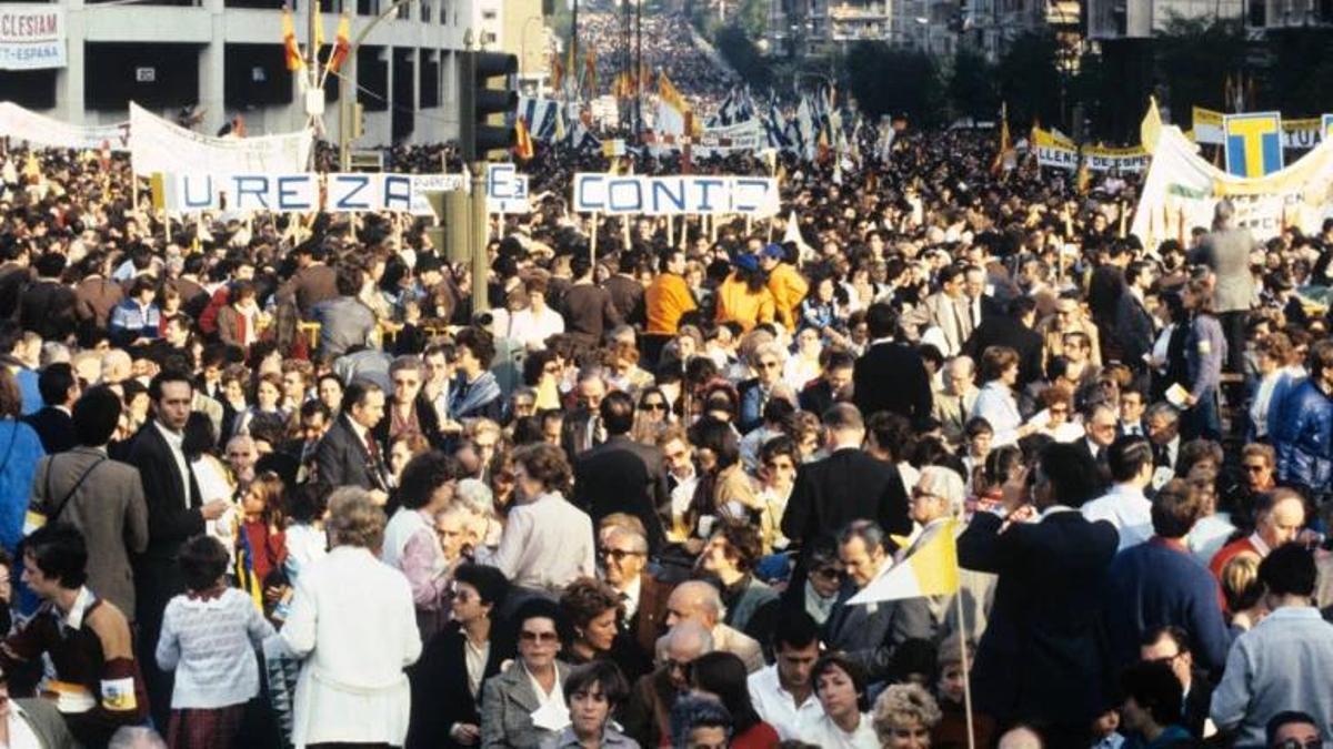 Madrid, 2-11-1982.- Cerca de un millón de personas se concentran en las inmediaciones de la plaza de Lima, para asistir a la misa para las familias cristianas que oficiará el Papa Juan Pablo II