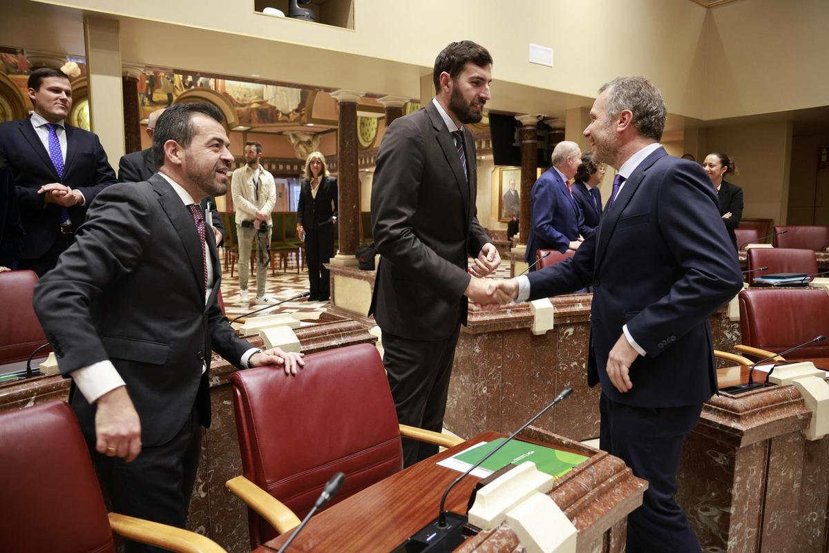 José Ángel Antelo, ahora exportavoz de Vox en la Asamblea, saluda a Joaquín Segado en febrero de 2025.