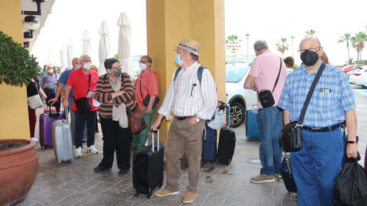 Llegada de visitantes del Castellón Sénior a un hotel de Peñíscola.