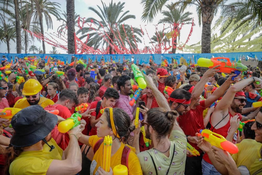 Palma celebra la batalla de agua entre Canamunt y Canavall