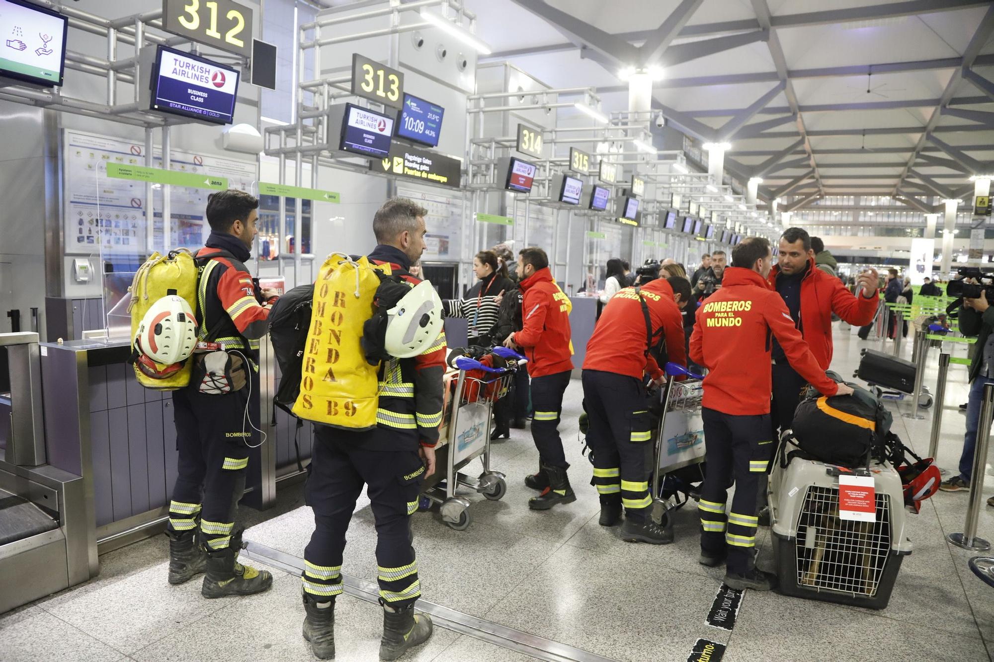 Salida de los bomberos malagueños del CPB hacia Turquía