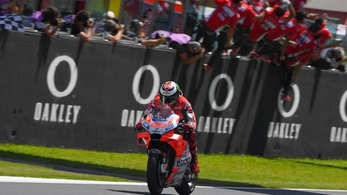 Lorenzo, en el momento de cruzar primero bajo la bandera a cuadros