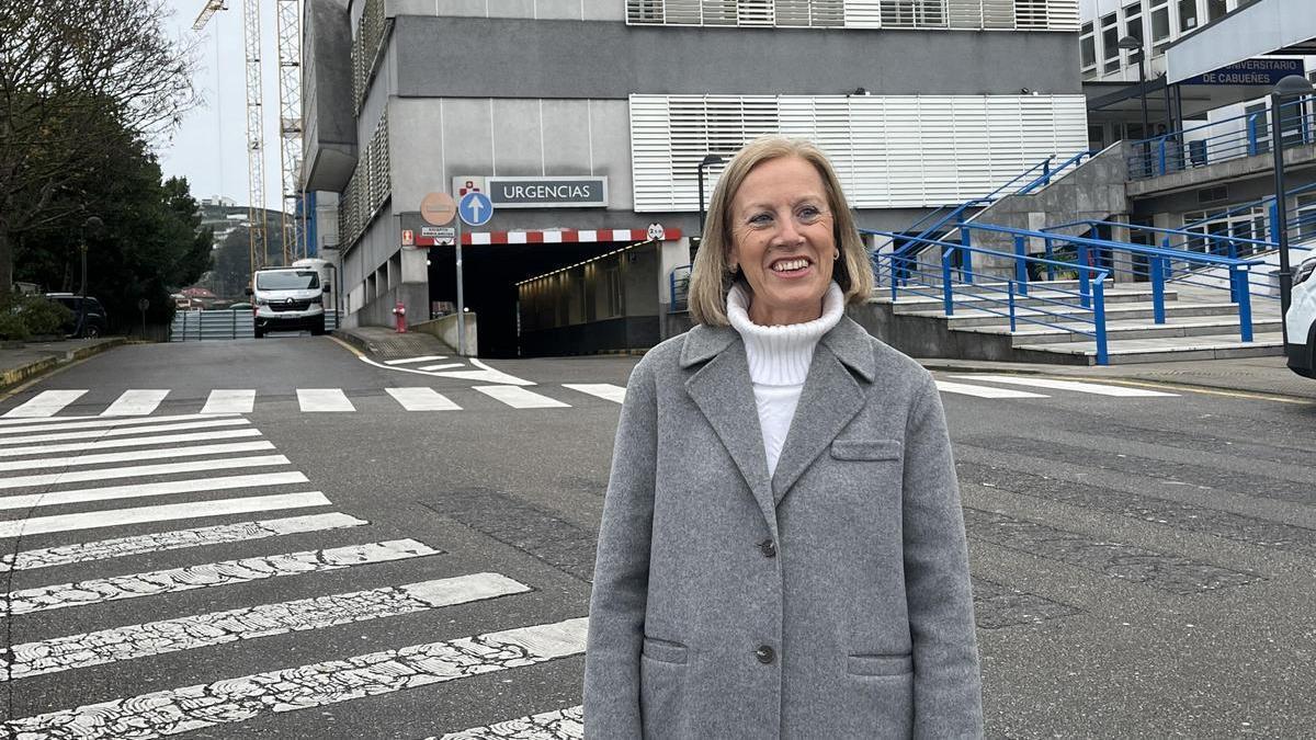 Pilar Fernández Pardo, esta mañana, junto al Hospital de Cabueñes.