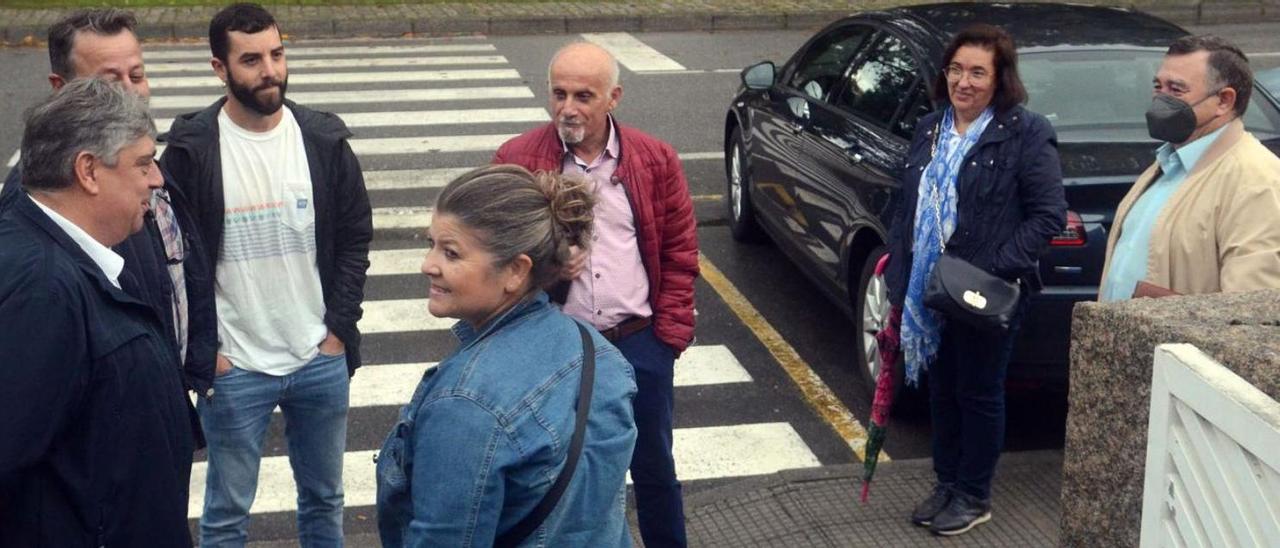 Representantes de las cofradías y de la industria depuradora a las puertas del Intecmar, ayer. |   // NOÉ PARGA