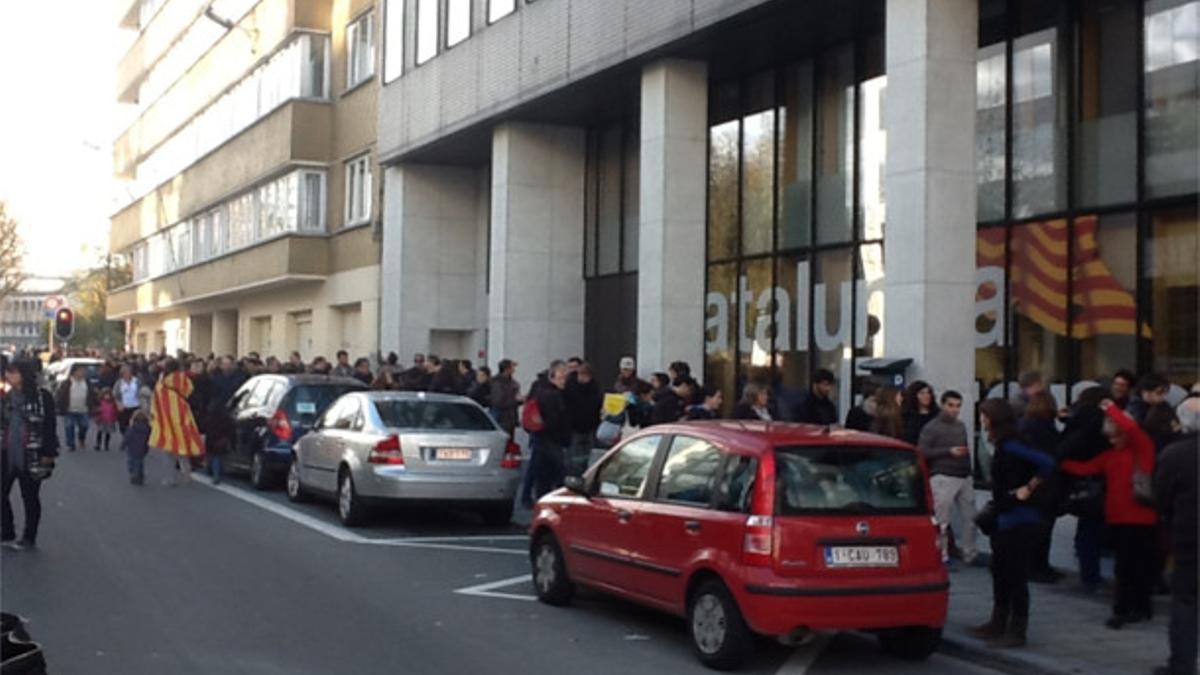 Largas colas de votantes catalanes en Bruselas.