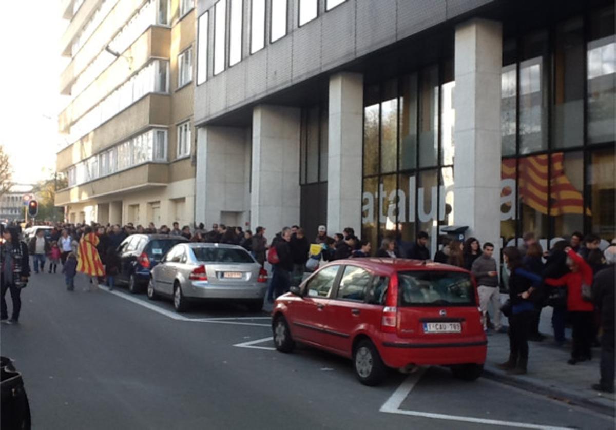 Largas colas de votantes catalanes en Bruselas.