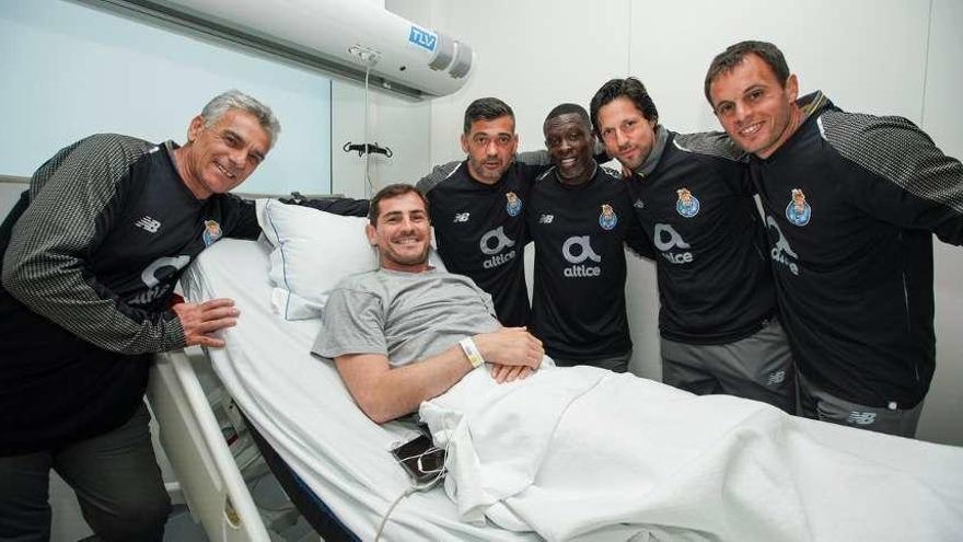 Casillas posa con el cuerpo técnico del Oporto. // FCPorto