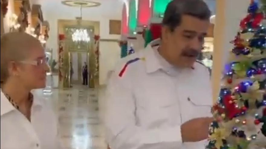 Nicolás Maduro muestra orgullos la decoración navideña de su residencia oficial en Venezuela.