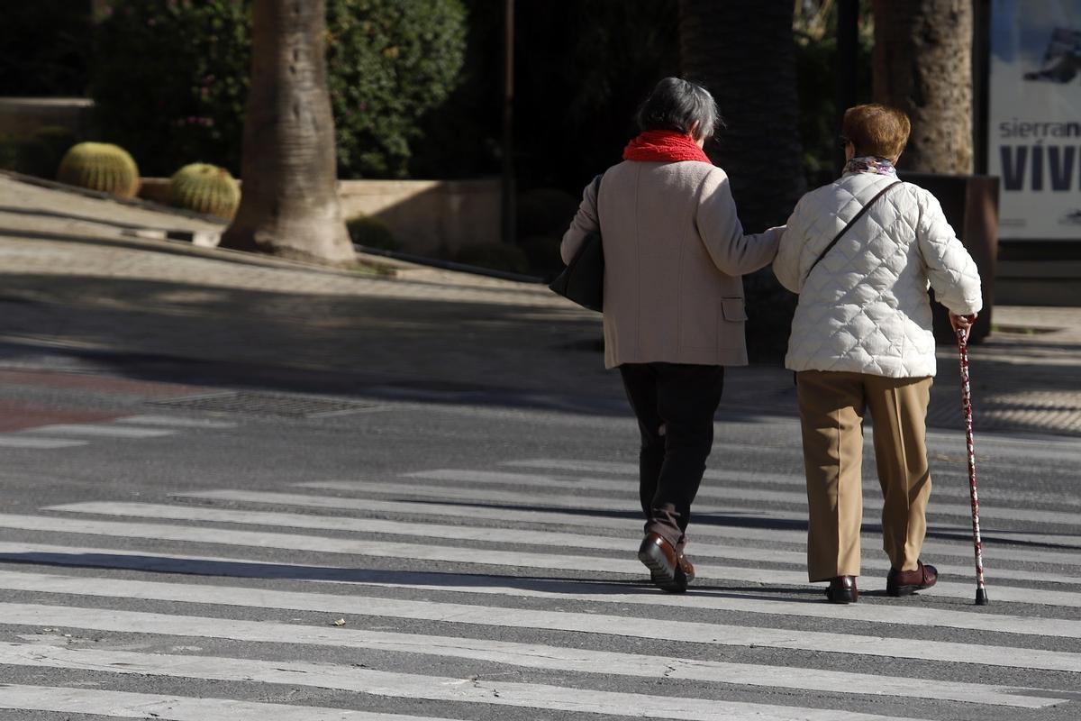 Dos personas mayores por las calles de Málaga.