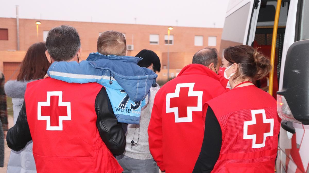 Miembros de Cruz Roja Zamora atendiendo a refugiados.