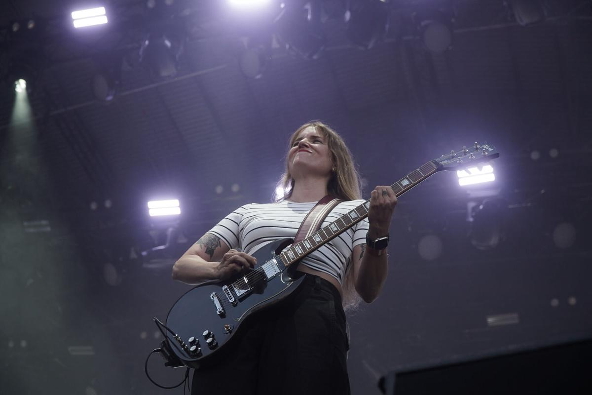 El dúo gallego formado por Anxela Baltar (guitarra y voz) y Violeta Mosquera (batería y voz) tomaron el escenario de la playa en la primera jornada del Festival Noroeste en Riazor. El dúo gallego formado por Anxela Baltar (guitarra y voz) y Violeta Mosquera (batería y voz) tomaron el escenario de la playa en la primera jornada del Festival Noroeste en Riazor.