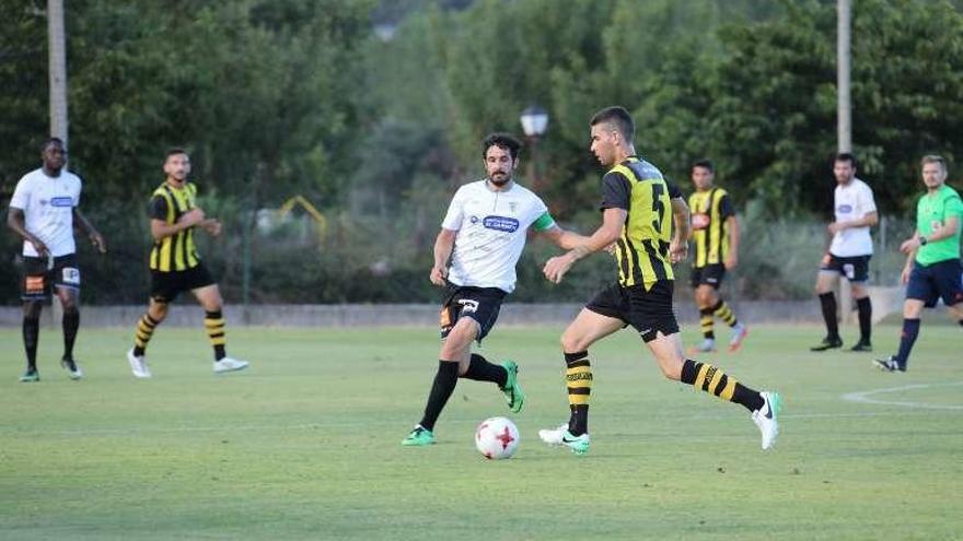 Un lance del partido entre el Ourense CF y el Rápido de Bouzas. // J.R.