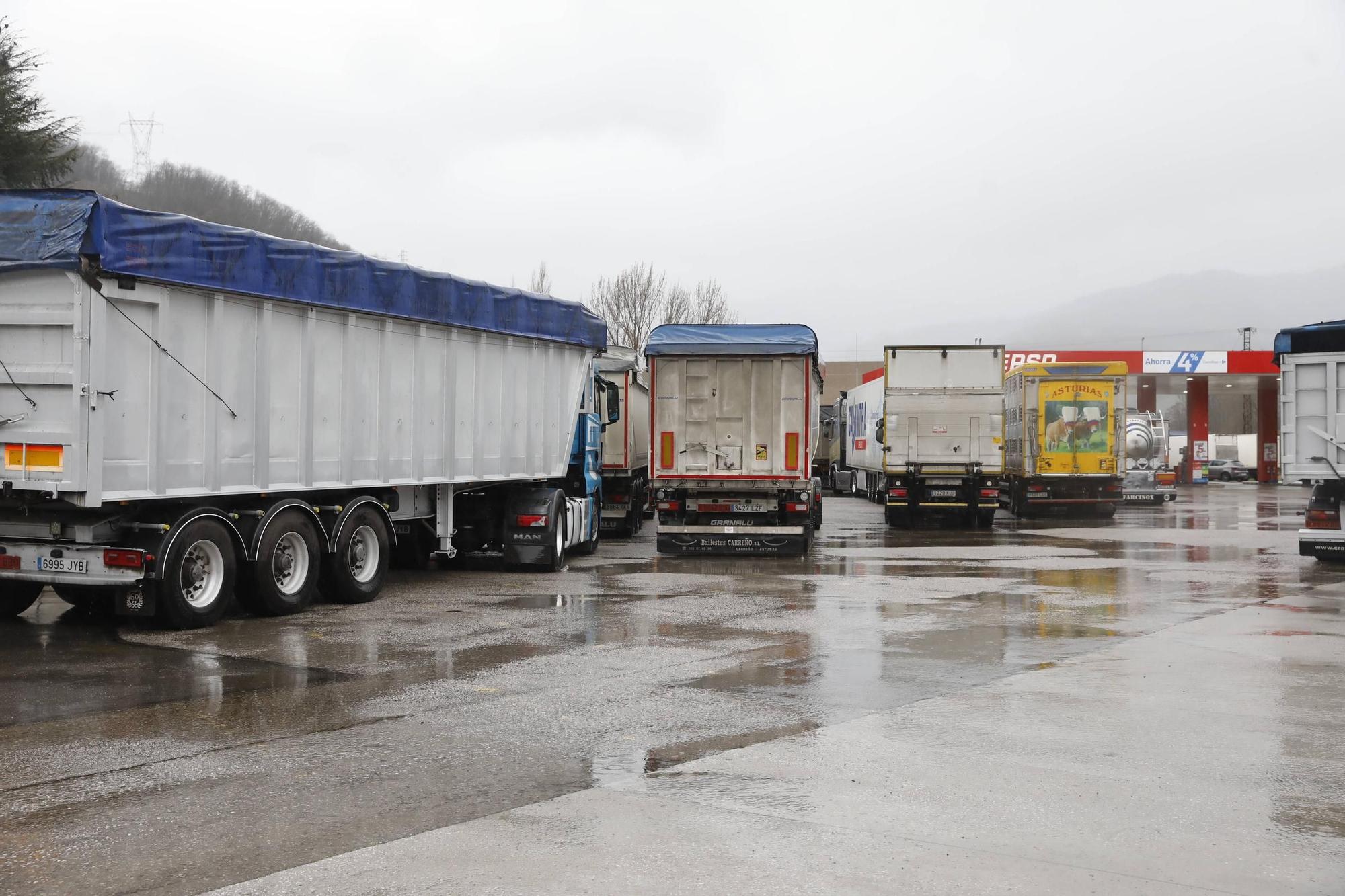 EN IMÁGENES: Camioneros retenidos por la nieve en Lena