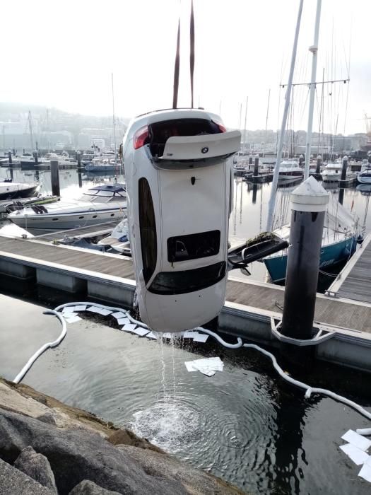 El vehículo que se precipitó al mar el jueves por la noche fue retirado del agua ayer por la mañana.